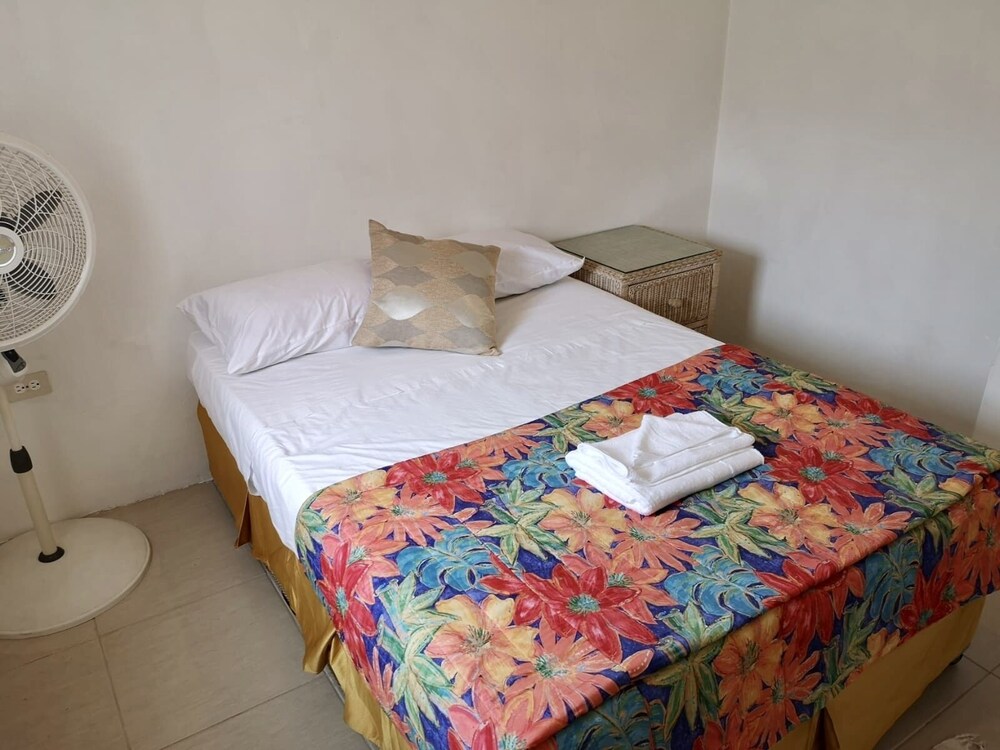 Apt 4a. Large Cosy One Bedroom Apartment Within Walking Distance To Accra Beach. - Worthing