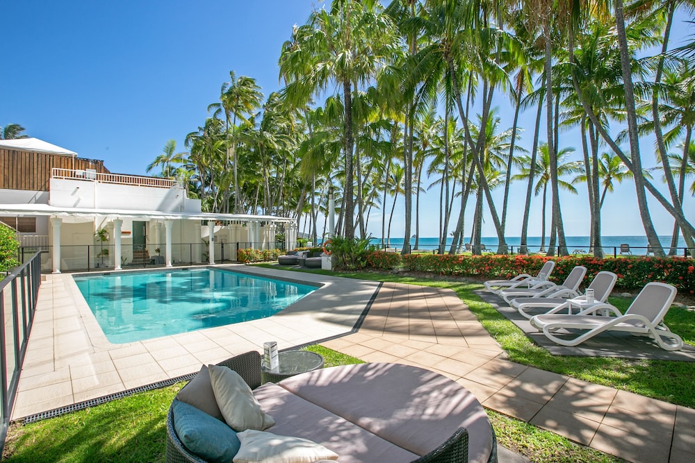 Belle Escapes - Absolute Beachfront Apartment Alamanda Resort “28” - Cairns