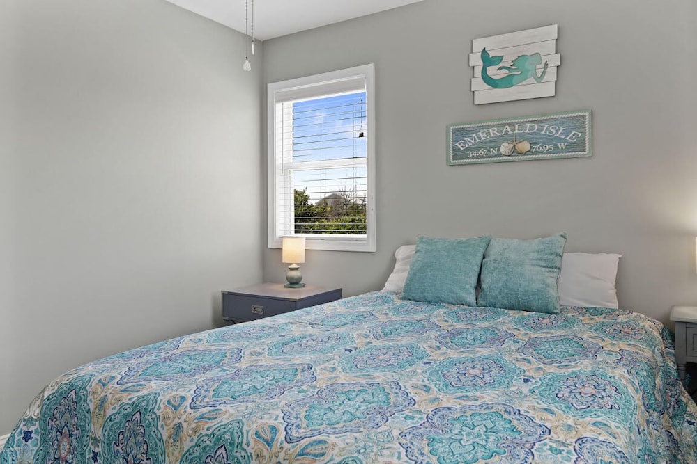 Ocean View, Across From Beach Access, Beautifully Updated 4 Bed,4 Bath,sleeps 12 - Emerald Isle, NC