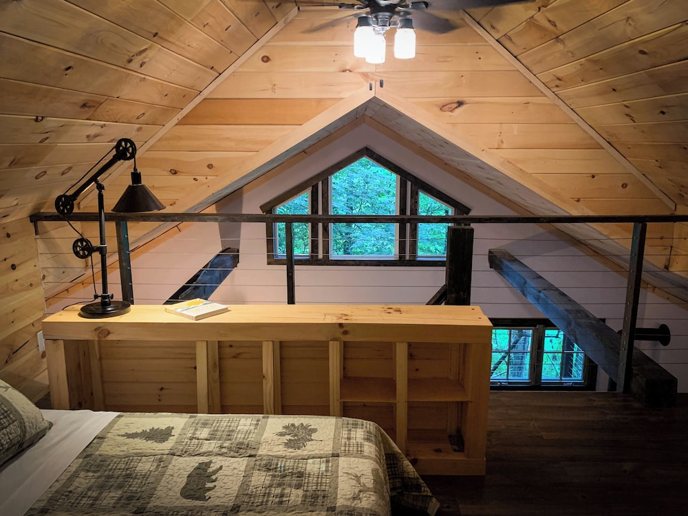 Private Cabin Tucked Away In The Trees - Watauga Lake