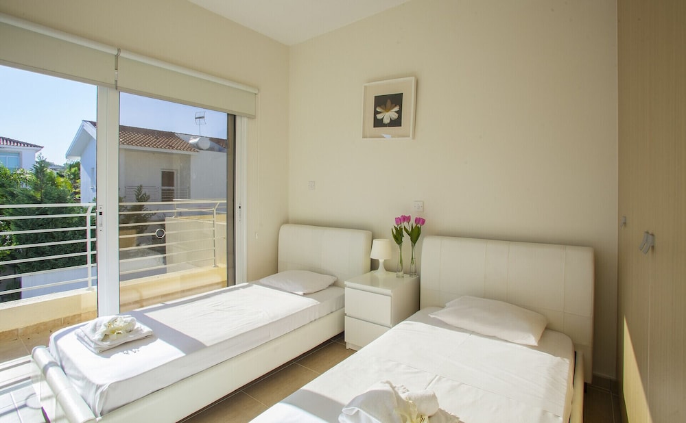 Villa Dafnis Sunshine - Modern 3 Bedroom Central Protaras Villa with Pool - Close to Fig Tree Bay - Protaras