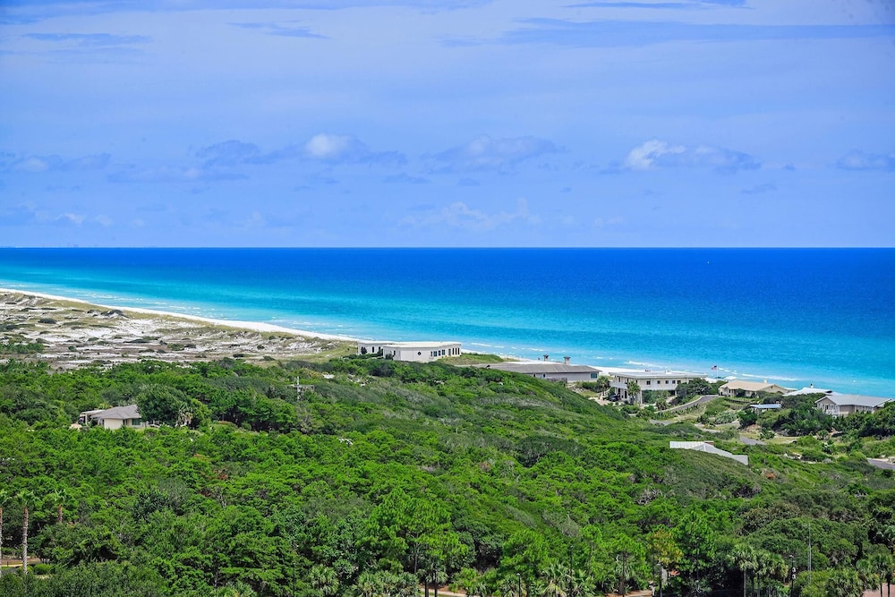Gulf Views ~ Studio ~ Resort Pool ~ Spacious Living Area - Miramar Beach, FL
