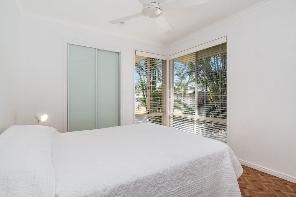 Nestled In A Quiet Street, It Is Within A 5 Min Walk To The Stunning Seven Mile. - Alstonville