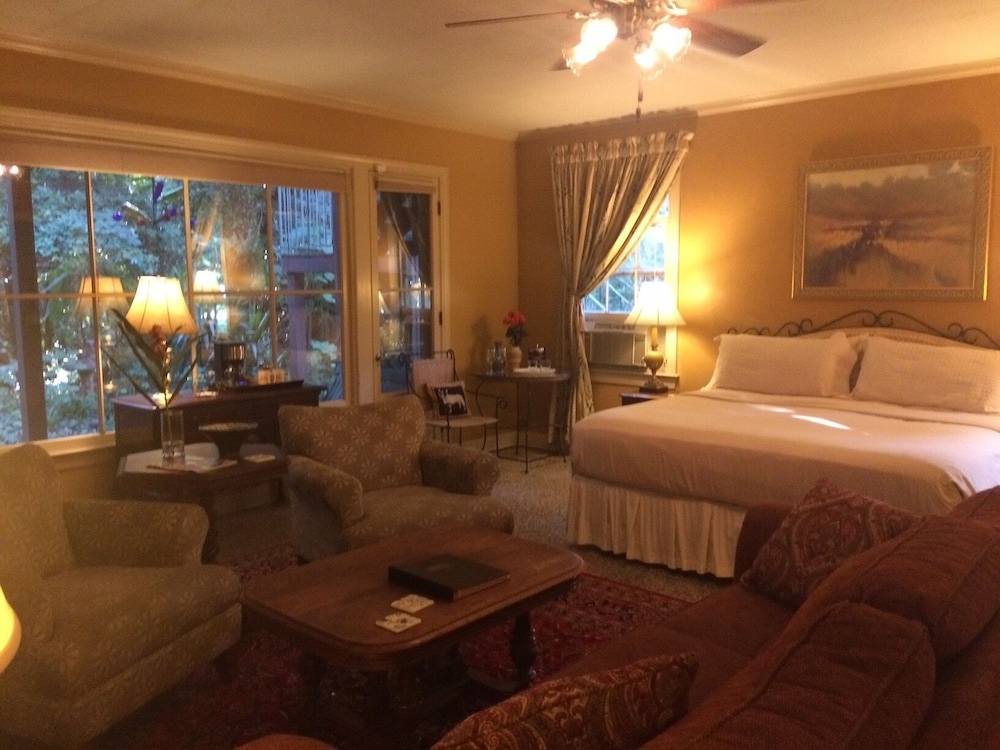 The Rex Room Suite Overlooking The Forest - Baton Rouge, LA