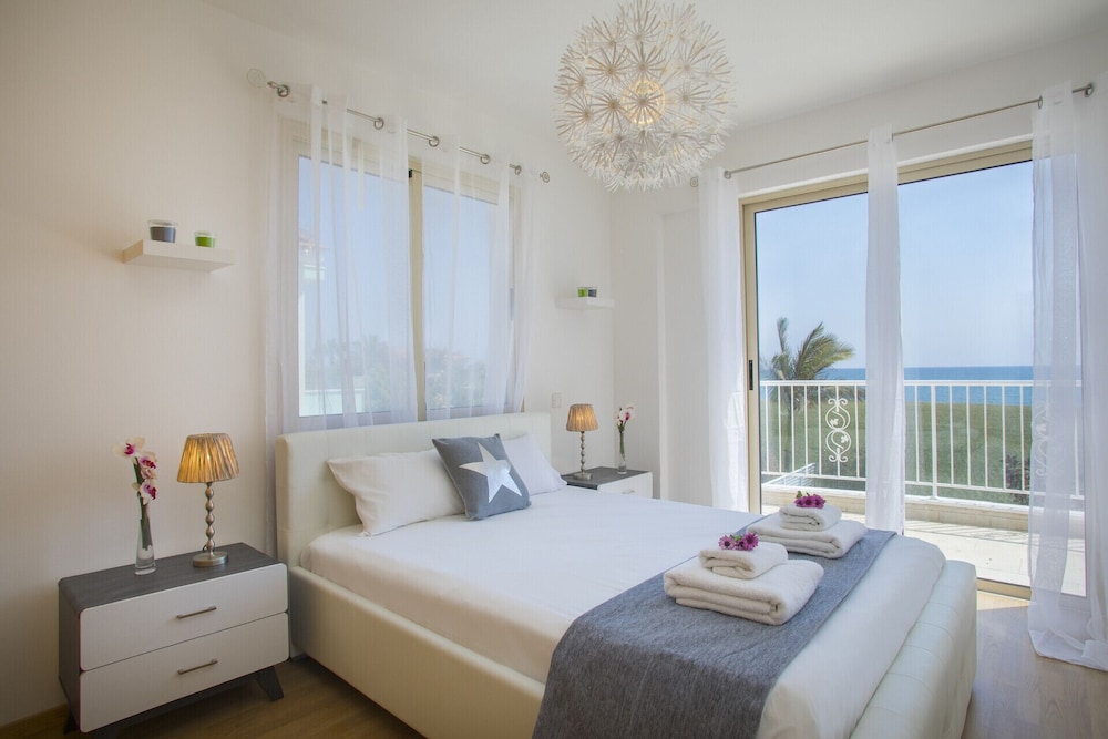 Picture Renting Your 5 Star Beachfront Villa, Larnaca Villa 1395 - キプロス