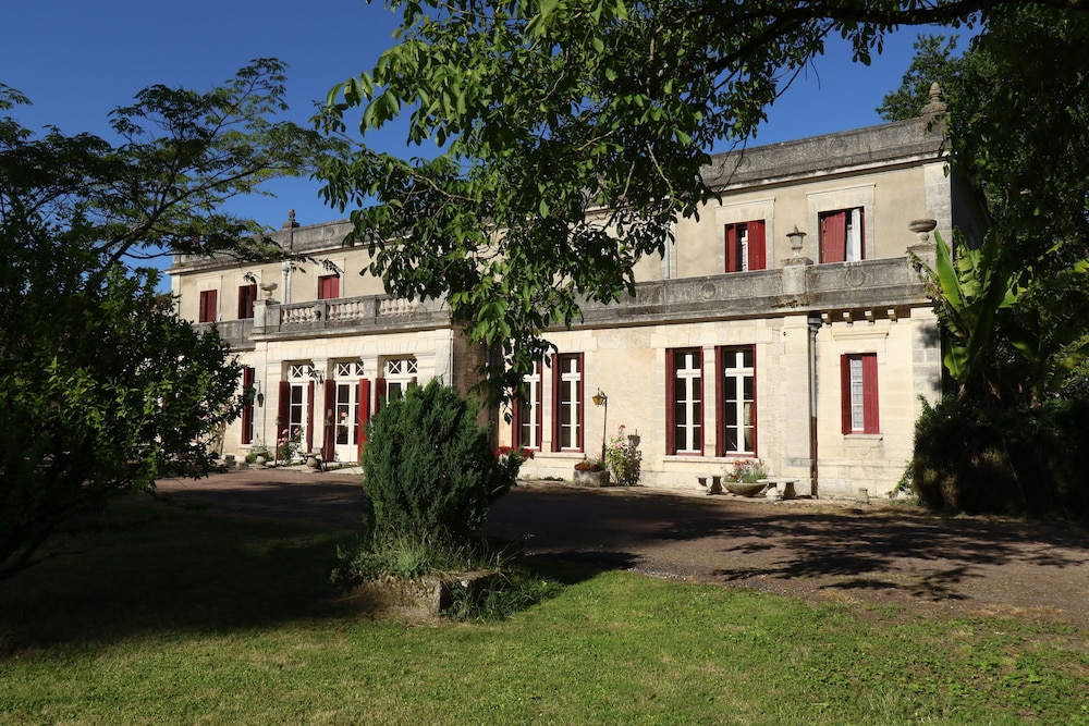 Castle With Covered And Heated Swimming Pool - Charente