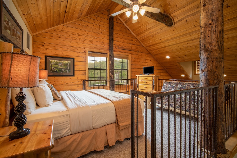 Rustic Walk-in Cabin With Fireplace - Just Minutes From Shows And Shopping! - Rockaway Beach, MO