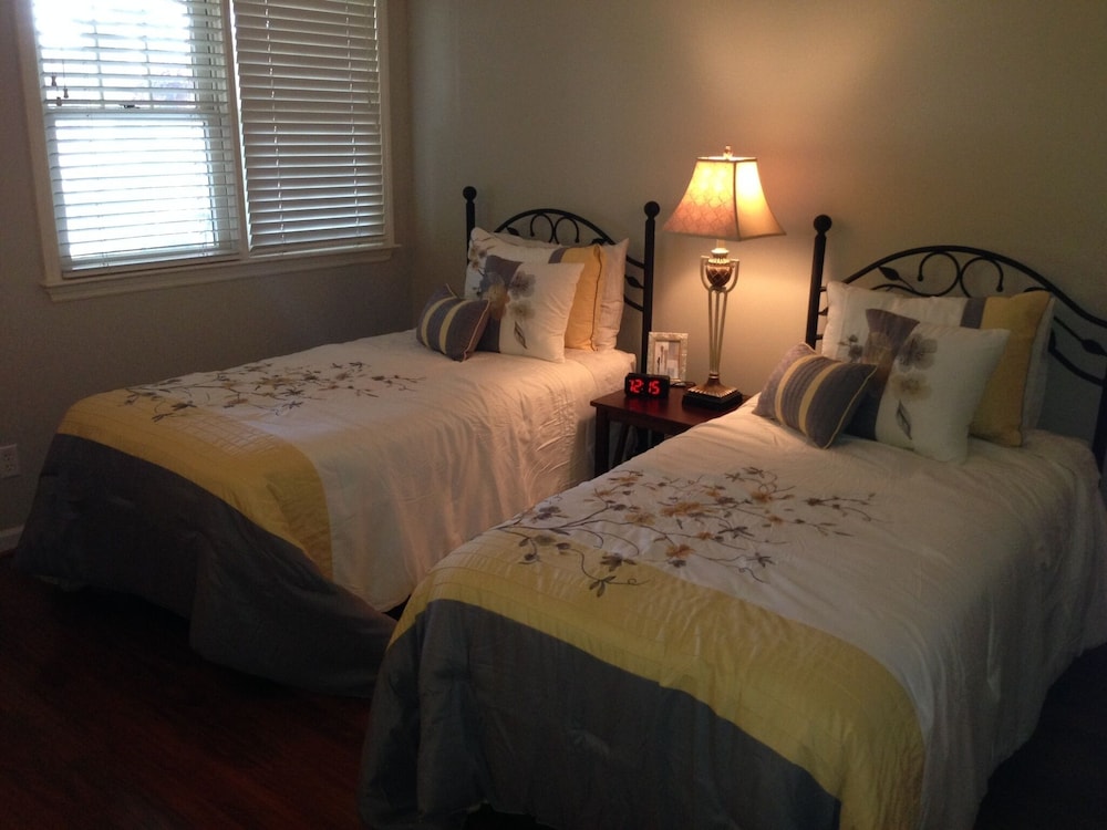 Condo Fully Furnished - Min Of 180 Days - Lexington