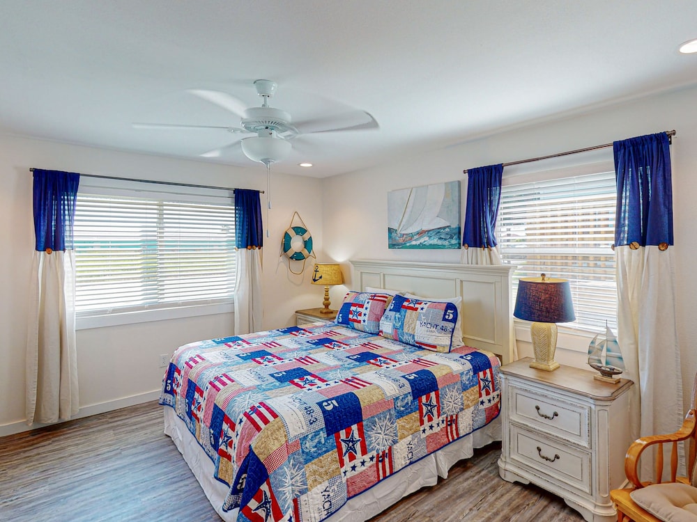 Ahb104 Newly Remodeled Condo Overlooking Pool, Hot Tub With Golf Cart Included - Aransas Pass, TX