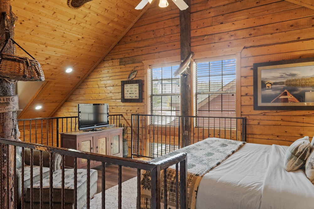 Walk-in Log Cabin With Roll-in Shower - Only Minutes From Shows! - Table Rock Lake