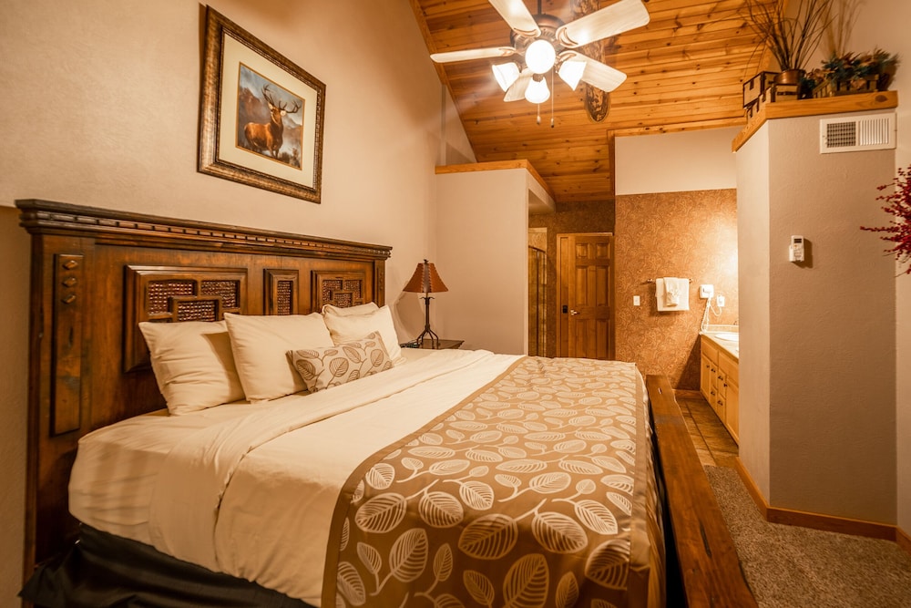 Unwind And Relax! Walk-in Log Cabin With Gas Fireplace And Screened Balcony - Branson, MO