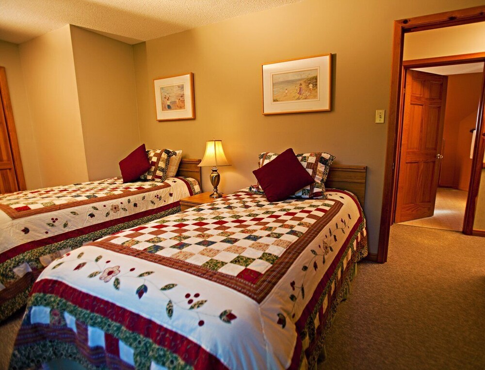Beautiful 1 Bedroom Unit At Resort, Sleeps 4 - Renfrew