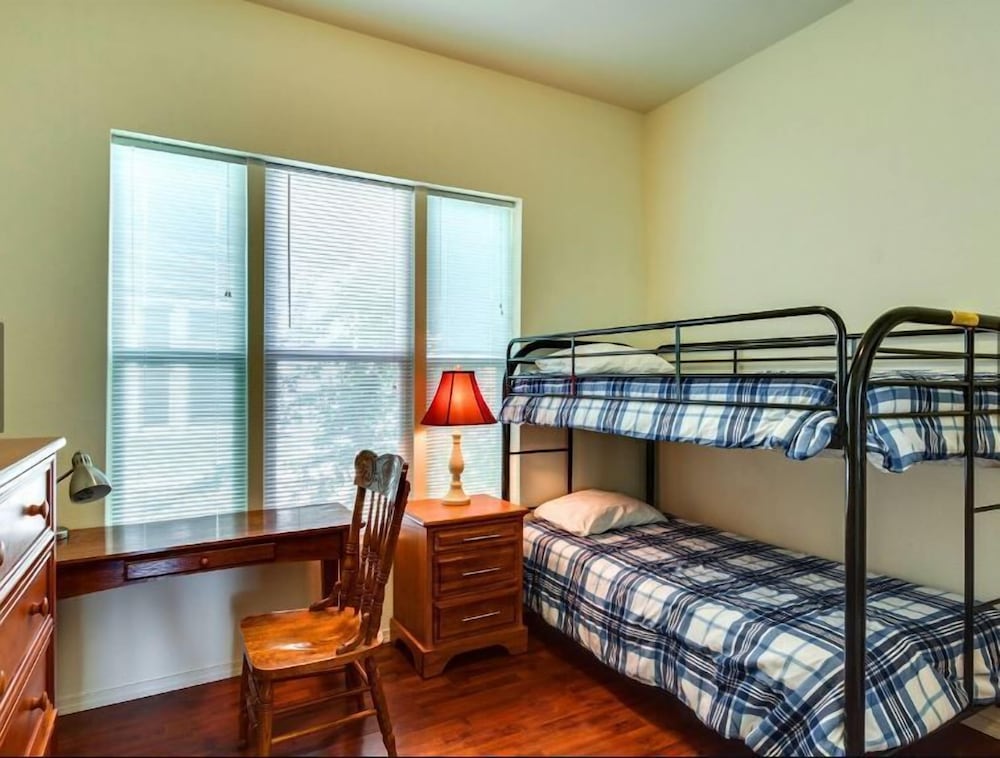 Maple Leaf Manor Suites - 2 Bedroom Apartment Queen Ground Floor - Spokane, WA