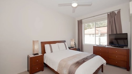 Kiah, 1/53 Victoria Parade - Stunning Views, Wifi, Aircon, Just Across The Road To The Water - Nelson Bay