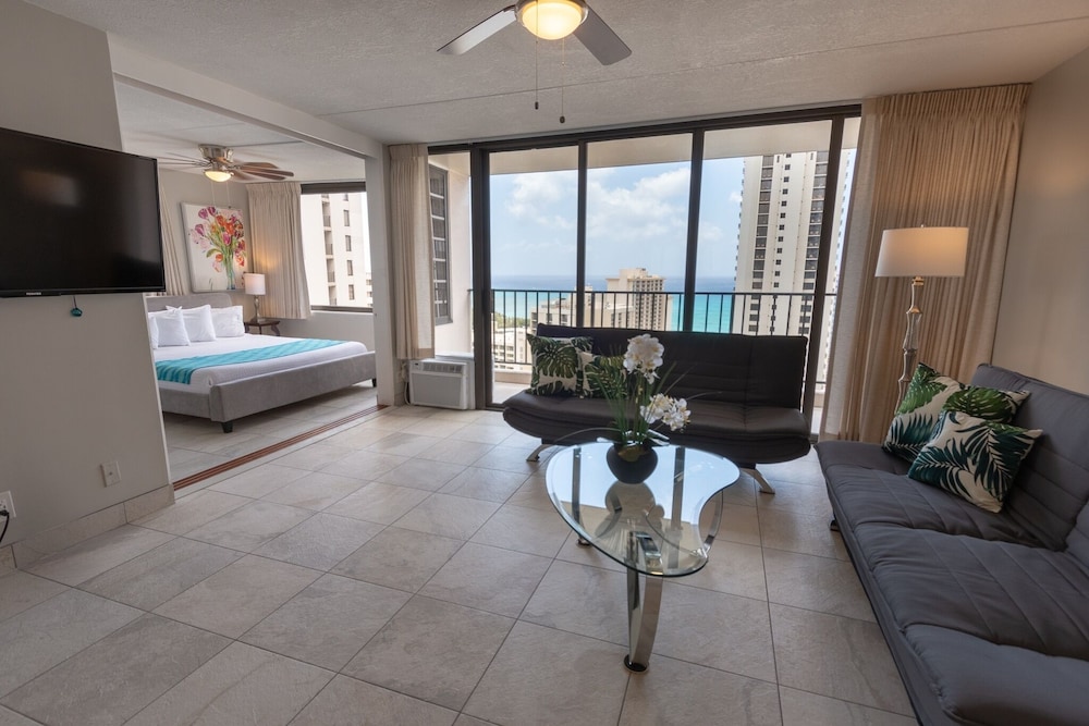 Newly Remodeled Corner Unit At The Waikiki Banyan With Diamond Head Views By Koko Resort Vacation Rentals - Honolulu