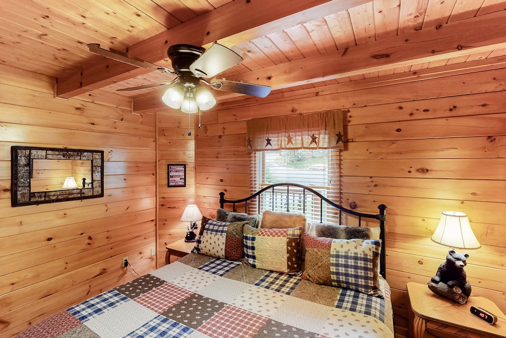 Log Cabin Overlooking The Mountains W/ Hot Tub, Pool Table & Resort Pool! - Pigeon Forge, TN