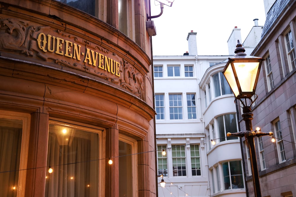 16 Queen Avenue City Centre Serviced Apartment w free parking - Lime Street Station - Liverpool