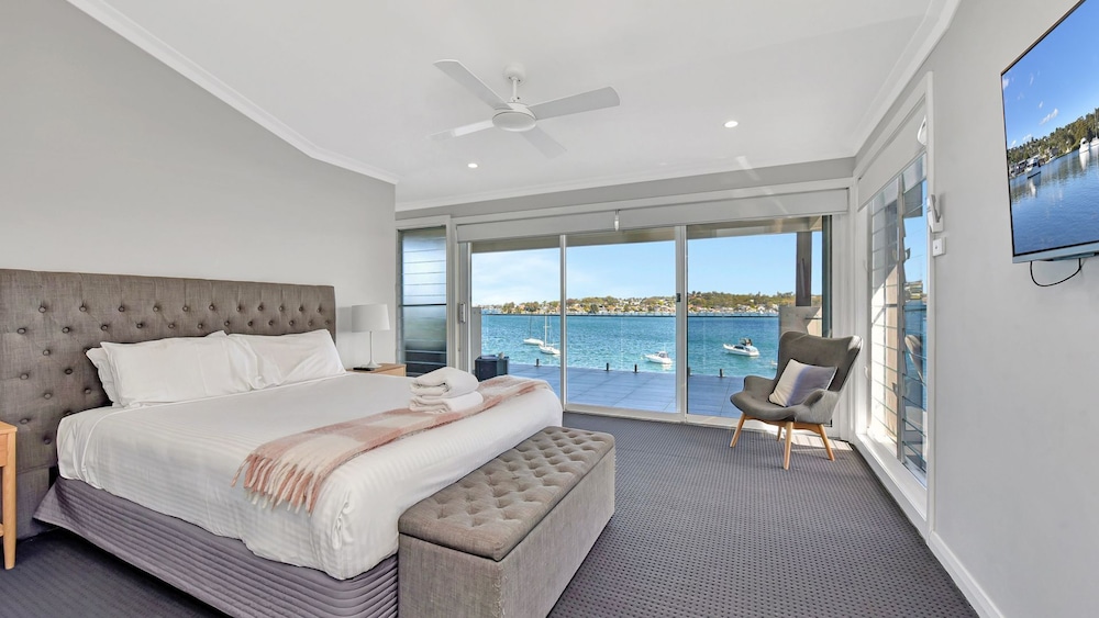 Absolute Waterfront : Lakehouse Fishing Point - Waterfront, Pool, Jetty - Newcastle