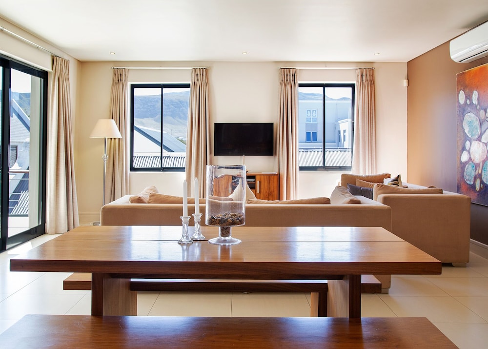 Marine Square Luxury Holiday Suites - Apartments - Hermanus