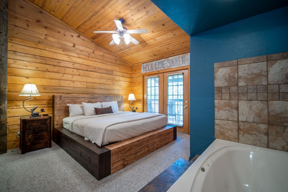 Taneycomo Themed Retreat For Two - King Bed Cabin With Fireplace & Jacuzzi Tub - Rockaway Beach, MO