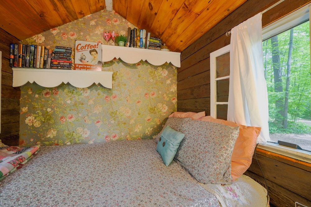 Little Wooded Retreat: Cozy Sleeping Cottage With Private Outhouse, Tv/wi-fi - 미네소타