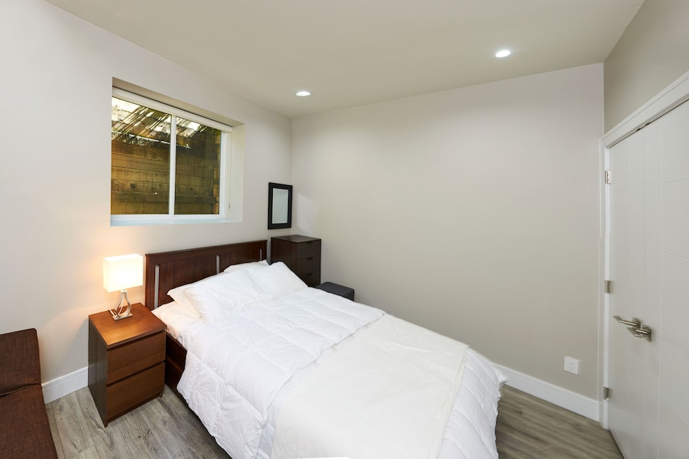 Family Friendly 2 Bed Rooms Basement Suite The Chateau - Modern & Luxurious - Richmond