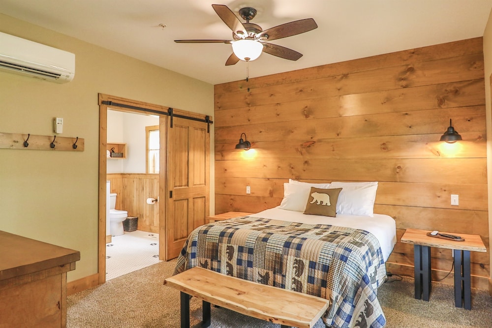 Table Rock Lake Cabin - Sleeps 8! Kid-friendly, Luxury, Views From Huge Deck. - Kimberling City, MO