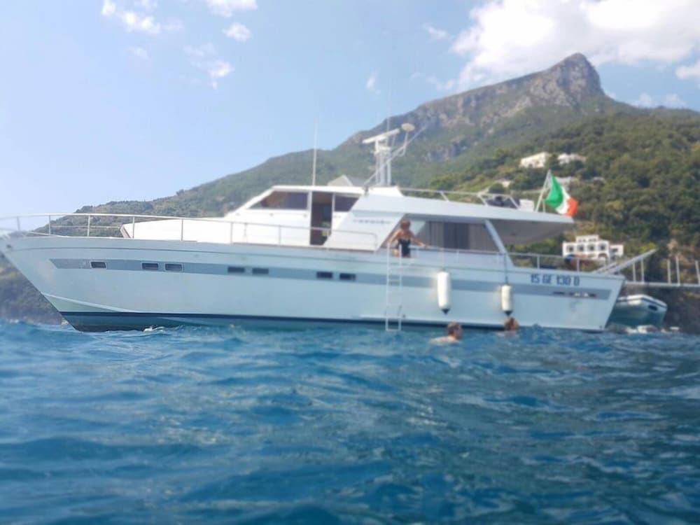 Akhir Cruise Charter - Salerno