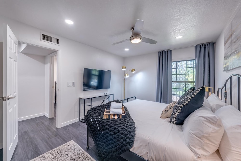 Fully Renovated Home 5 Minutes From The Strip! - Boulder Station Hotel and Casino