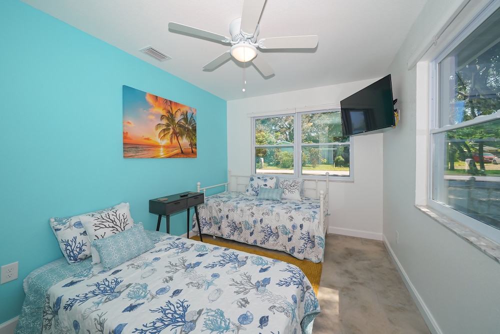 Villa Mark-ALL-NEW, Modern, Less than 3 miles to the Beach! - Siesta Key, FL