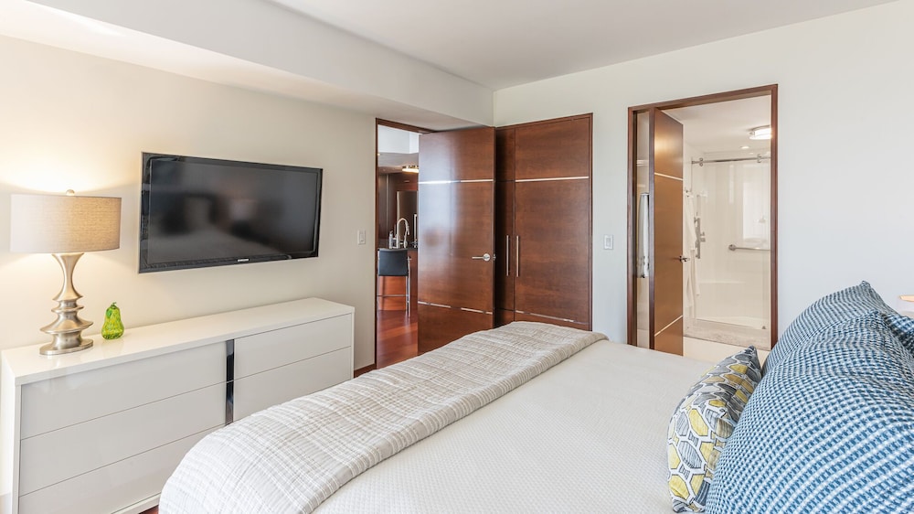 Private Condo In Hotel Arya: Full Water Views, Free Parking,pool,wifi! Central Location. - Miami International Airport (MIA)