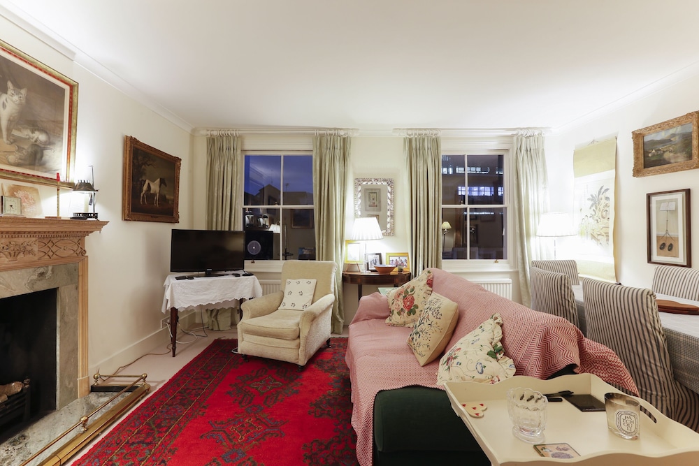 Altido Attractive Chelsea Apartment Sleeps 4 - Barnes