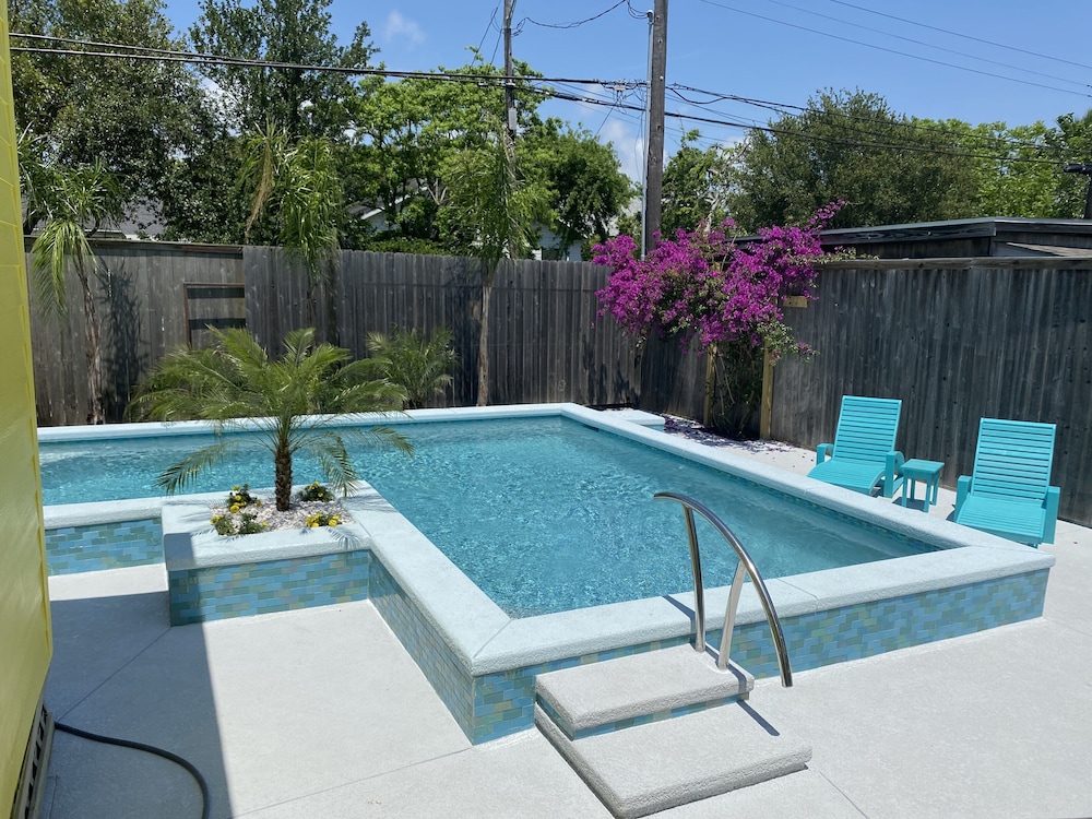 Amazing Cottage Home With A Gorgeous Pool, Covered Patio, Grill &  Furniture!! - Galveston