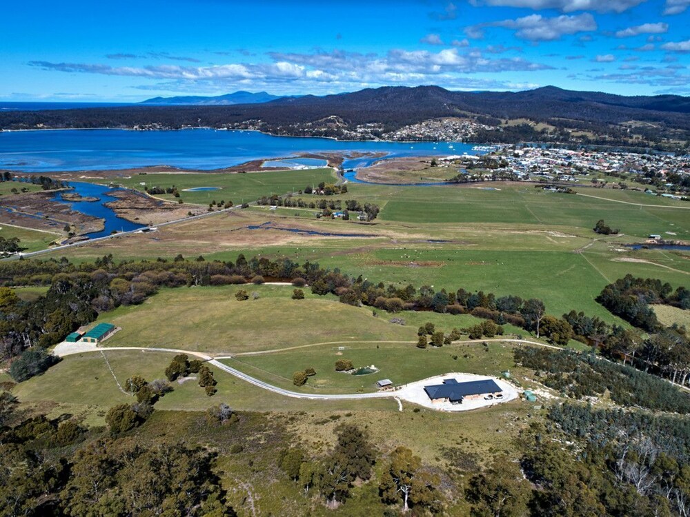 George River Park (Private Suite, 100 Acres, Animals, Bay & Mountain Views) - Binalong Bay