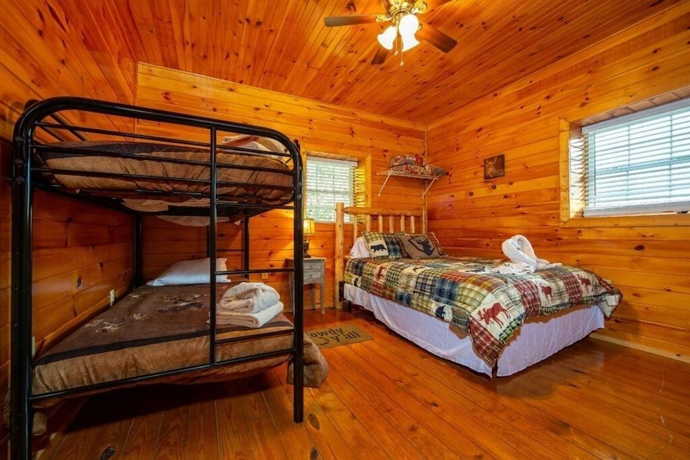 Dollywood Smoky Mtn Hideaway - 14 Beds, 7br, Hot Tub +Theatre + Darts+ Pets - Seven Islands State Birding Park, Kodak