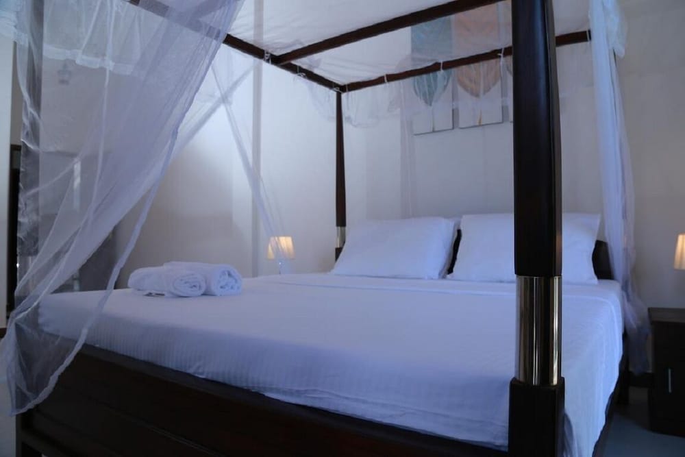 La Villa Tiene 6 Dormitorios, 1 Baño, Tv De Pantalla Plana Con Canales Vía Satélite, - Colombo