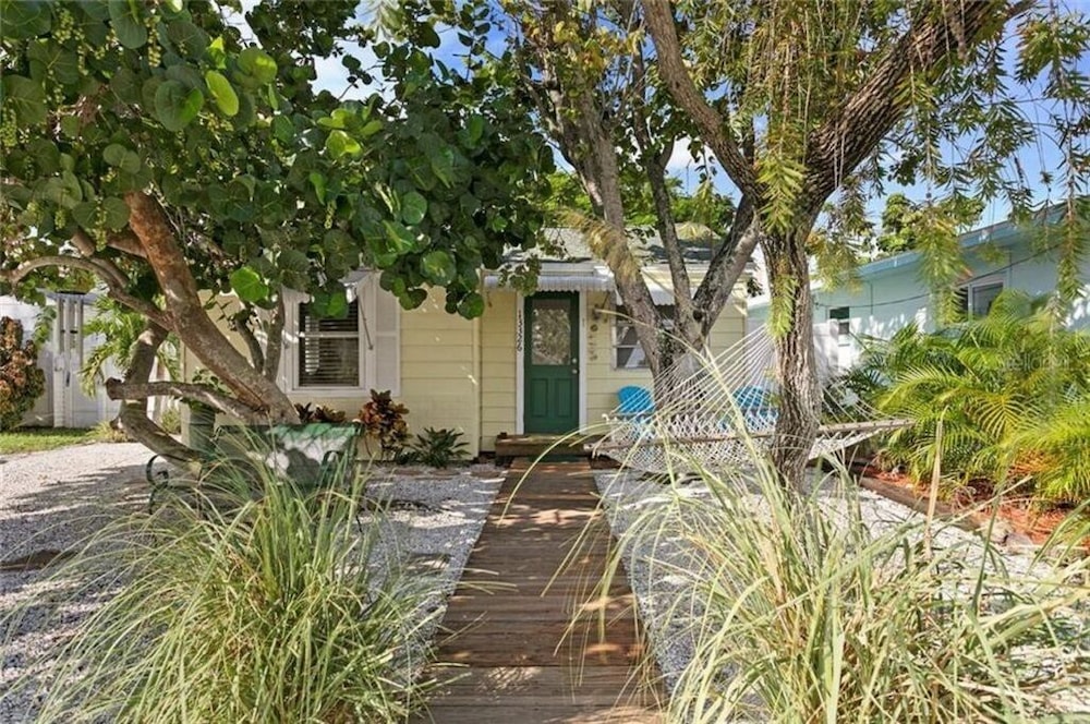 Cozy Cottage That Is Close To The Beach And Pet Friendly! Work At The Beach! Ob - Madeira Beach, FL