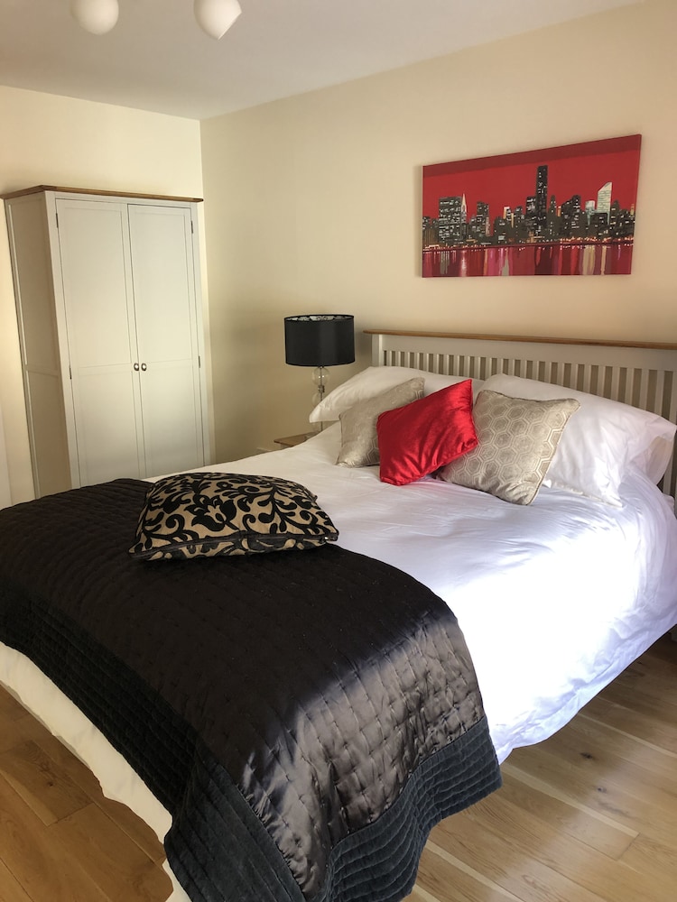 Newcastle Seafront Apartment With Wifi & Parking - Newcastle Beach