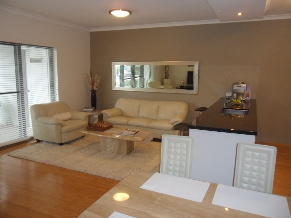 Executive Resort Style Apartment In West Perth. Heated Pool/wifi/bbq - Inglewood, Australia