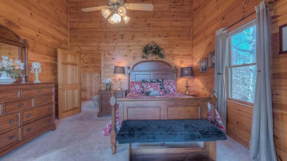Cabin Fever- Pet Friendly | Secluded Home | Screened Porch - Mineral Bluff, GA
