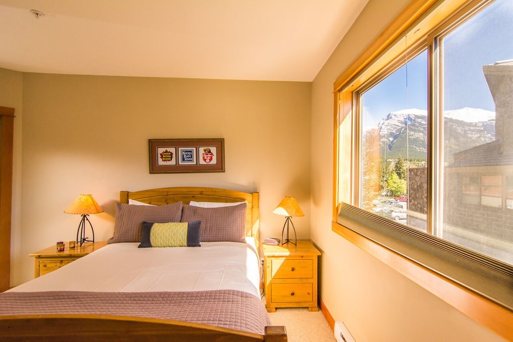 Amazing Rocky Mountain Views: Spacious, Bright, Comfortable Condo, Free Wifi - 캔모어