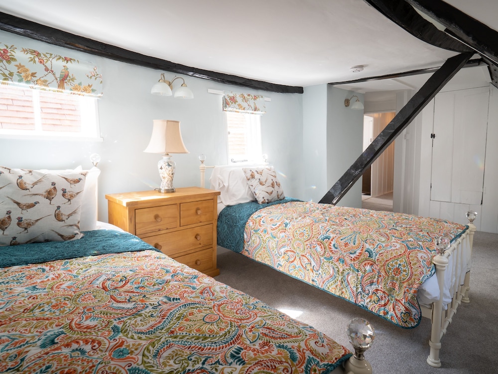 St Faith's - Chichester Cathedral - Sleeps 7 Guests  In 4 Bedrooms - Chichester