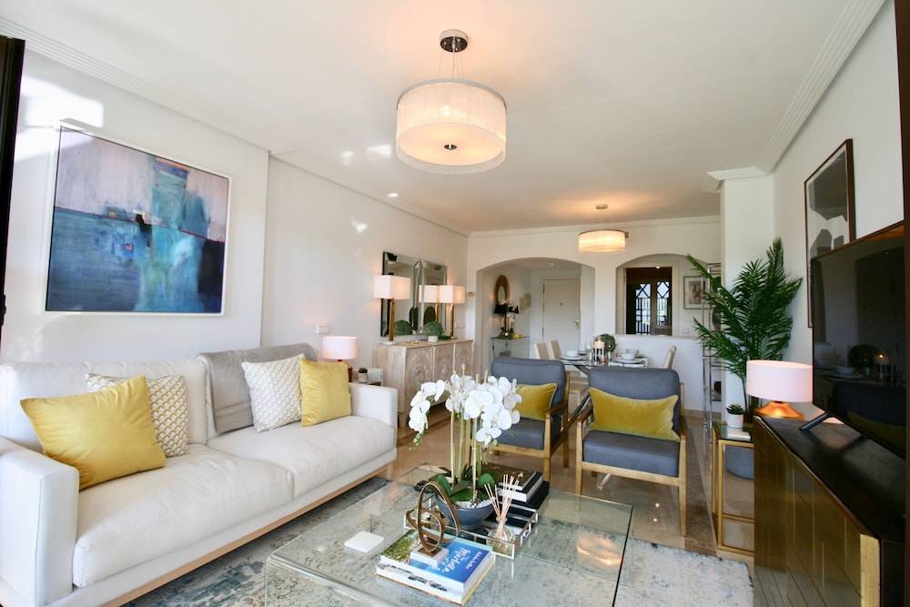 Fabulous 2 Bed Marbella Apartment. Terrace, Private Garden, Direct Pool Access - Benahavís