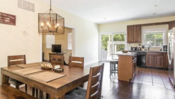 Perfect East Hampton Home For Families And Friends! Intimate And Comfortable! - East Hampton
