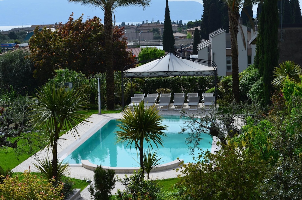 Casa Dei Limoni: Verfijnd Appartement In Een Oude Residentie Met Zwembad En Solarium - Toscolano-Maderno