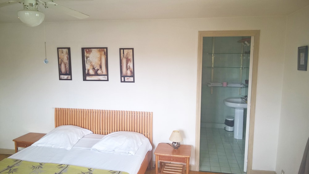 Santal-host-double 22m²-romantic View Full-romantic-bathroom Pool Lounge - Cannes
