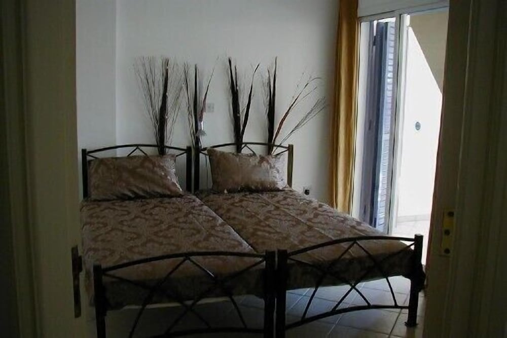 Paphos: Superb 1-bedroom Apartment In Seaside Tourist Area Sleeps 2 - Kato Paphos