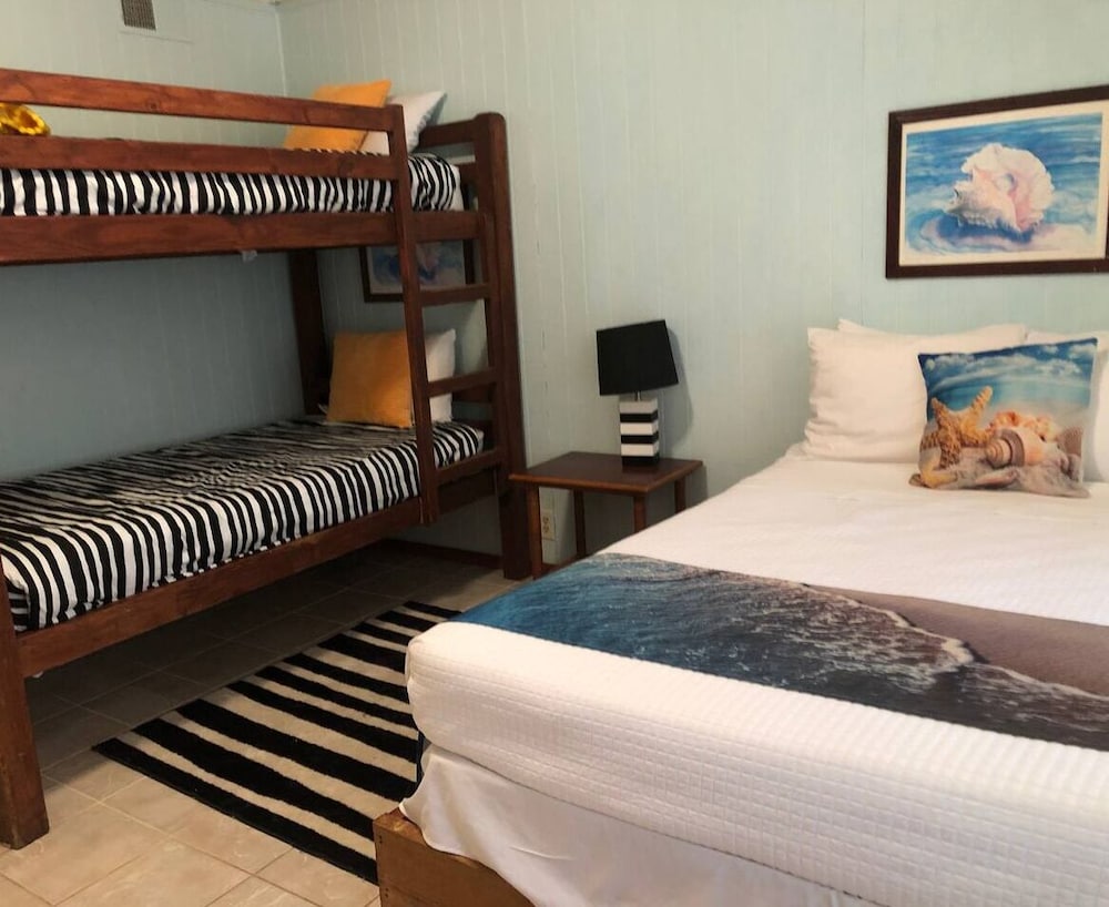 Coral Reef,  Large 2 Bed Room Unit With Wrap Around Deck Overlooking The Sea - Placencia