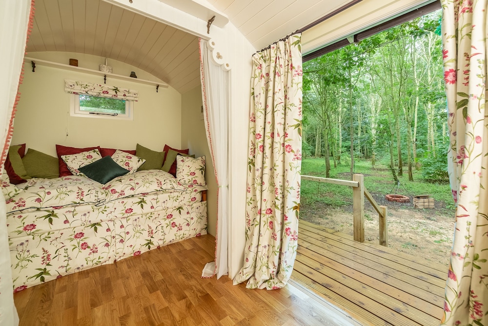 A Perfectly Formed Bespoke Shepherd’s Hut Ideal For Couples Wanting To Escape! - Norfolk
