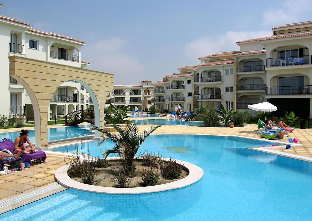 Complejo De Apartamentos Y Piscinas Cerca De Bogaz, Región De Famagusta, Norte De Chipre - Northern Cyprus